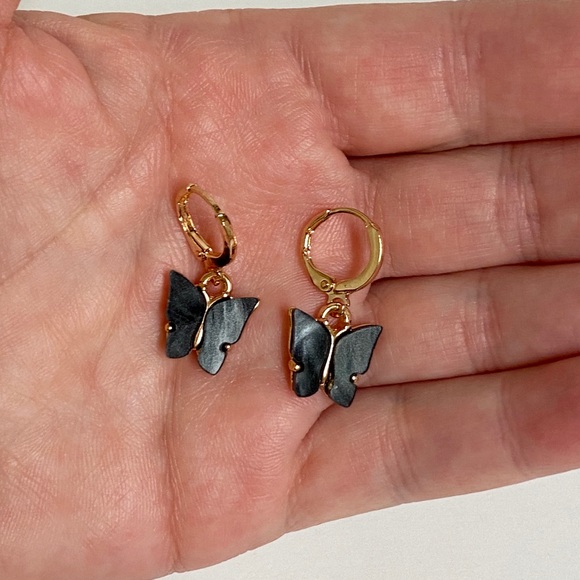 🔥3/$25🔥3 Piece Butterfly Charm Necklace Set - Picture 5 of 8